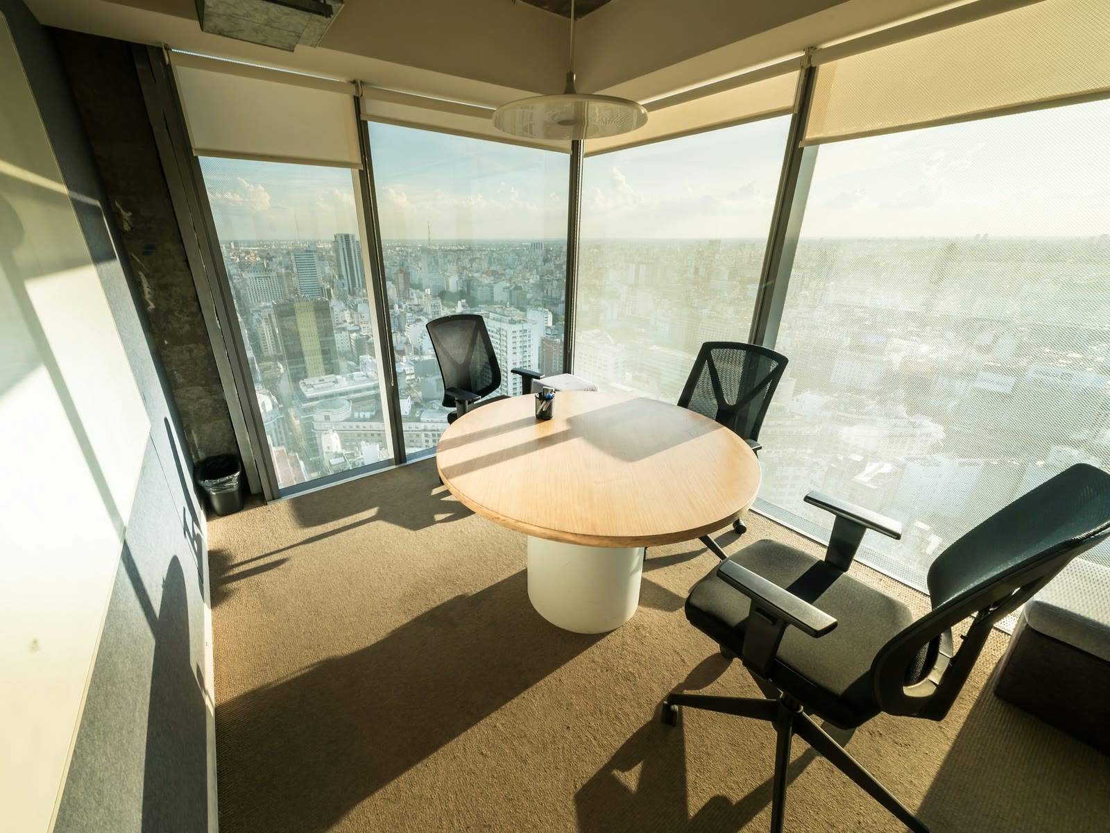 Boardroom corporate modern cu vedere panoramică spre oraș — spațiu decizional