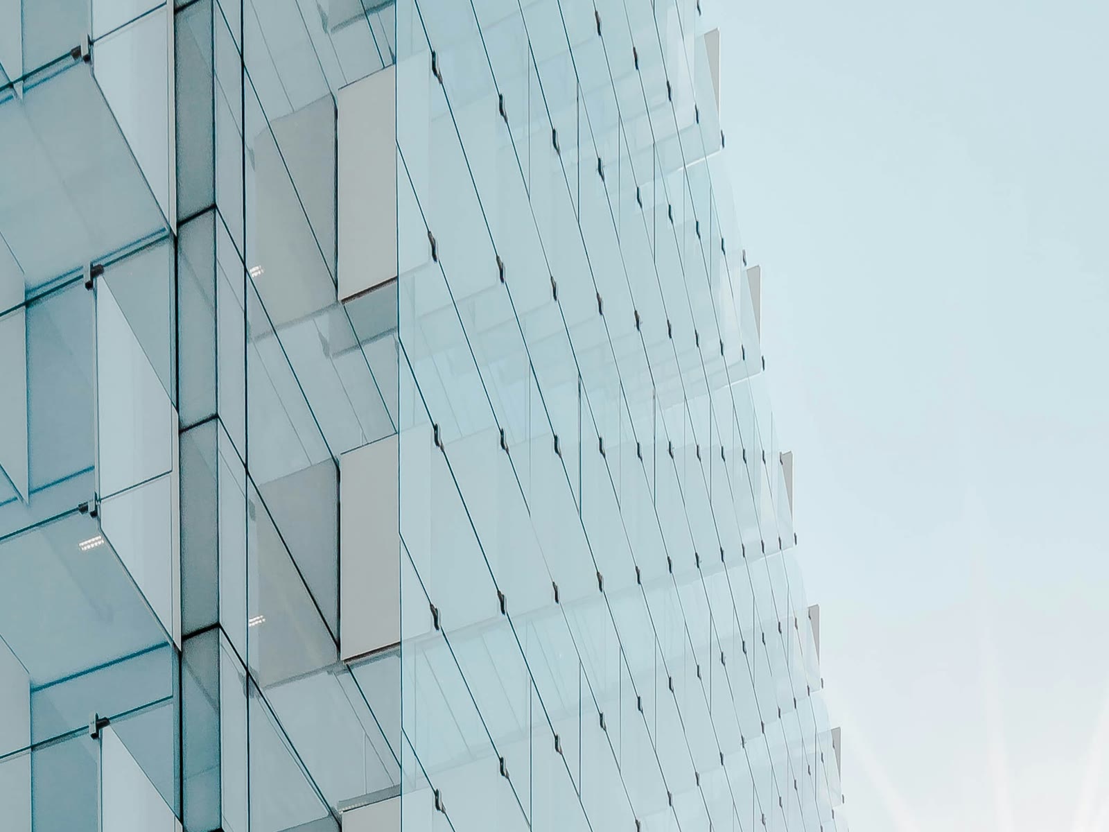 Turn corporate cu fațadă din sticlă semi-transparentă — viziune arhitecturală modernă